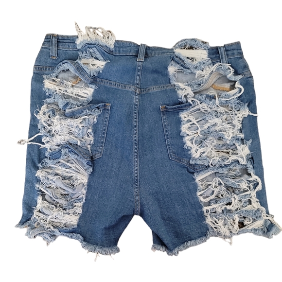 Fashion Nova Women's Distressed Bermuda Shorts Medium Blue Wash 3X NWOT - Picture 10 of 10